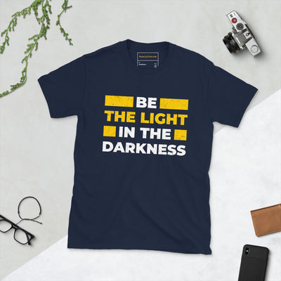 "Sei das Licht in der Dunkelheit" Kurzarm-Unisex-T-Shirt