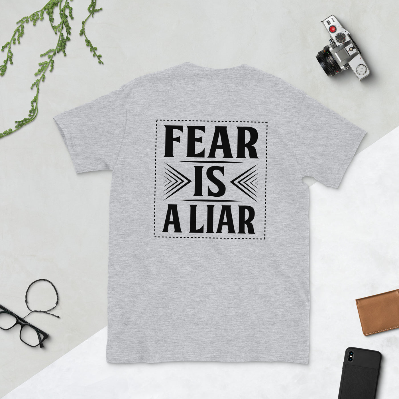 "Angst ist ein Lügner" Kurzarm-Unisex-T-Shirt